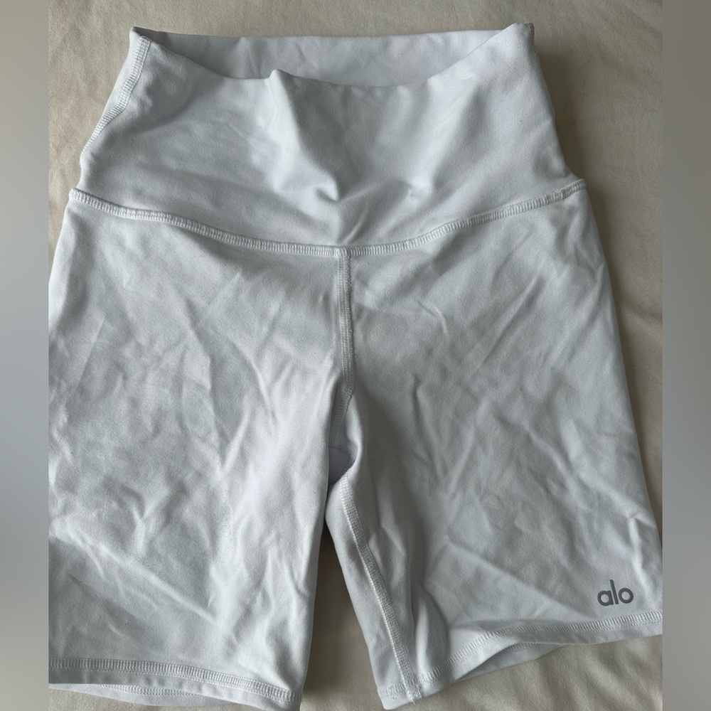 Alo yoga white 7 in biker shorts